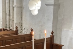 Kerk met 2 kaarsen in Zeerijp
