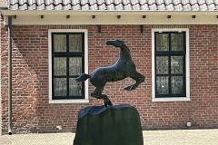 Beeld paard op wierde in Spijk