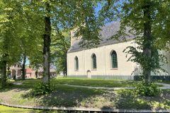 Kerk met gracht in Spijk