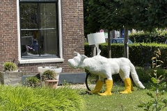 Hond met laarzen van Margot Brekelmans in Zuidhorn