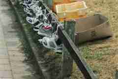 Aangespoelde sportschoenen op Waddenstrand