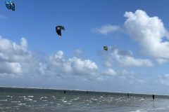 Kitesurfers bij paal 3 op Schiermonnikoog