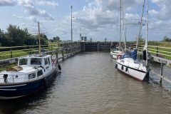 Schutten in de sluis bij Electra